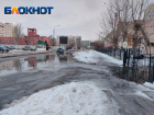 В Астрахани целую улицу залило содержимым канализации, а рядом мальчик провалился в зловонную жижу