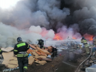 На окраине Астрахани 49 огнеборцев тушат пожар на 3,5 тысячи «квадратов»