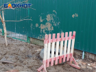 В Астрахани мать с дочкой провалились в яму после коммунальных работ: репортаж с места события