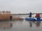 Астраханские спасатели достали труп вмерзшего в лед мужчины