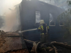 В центре Астрахани горят два дома