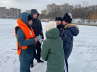 В Астрахани детей и подростков гонят со льда спасатели