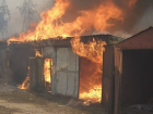 В Ленинском районе Астрахани крупный пожар, есть пострадавший