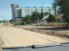 Улицу Бориса Алексеева в Астрахани засыпали песком 