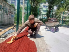 Глава Астрахани проинспектировал ход обустройства мини-футбольного поля
