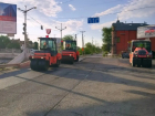 В Астрахани ремонтируют ямы на дорогах: на каких и где