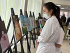 Астраханские студенты-медики организовали выставку собственных картин