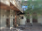 В Астрахани при обрушении балкона в жилом доме пострадала женщина