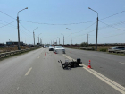 В Астрахани подросток на мотоцикле въехал в японскую машину и травмировался