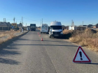 Под Астраханью ребенок выбежал из автобуса и угодил под колеса машины