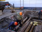 В Астрахани на протяженной улице вырыли ямы, кипит работа: что происходит