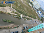 Дети микрорайона Бабаевского развлекаются в канализационной луже