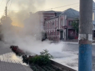 В центре Астрахани неожиданно забил фонтан, несколько улиц остались без воды