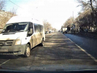 В Астрахани маршрутка выехала на встречку, водитель пытается оправдаться