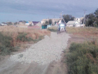 В Астрахани муниципальные предприятия занимаются подсыпкой грунтовых дорог