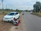 В Трусовском районе Астрахани столкнулись мопед и автомобиль: есть пострадавшая