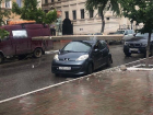 В центре Астрахани на машину рухнул столб