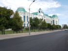 В Астрахани Коммунистическую улицу покрыли разноцветной плиткой на 95%