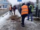 Астраханские улицы и тротуары посыпают пескосоляной смесью