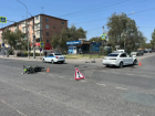 Астраханец на мопеде пострадал в результате столкновения двух машин