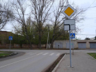В Астрахани «расставили приоритеты»: на перекрестках установили дорожные знаки