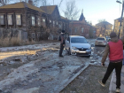 В центре Астрахани автомобиль застрял в ледяных глыбах