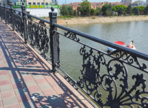 Испорченный вандалами мост Дружбы в Астрахани стал опасным местом