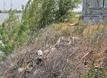 Несколько лет жители поселка под Астраханью настаивают на очистке береговой зоны от свалки