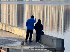 В Астрахани дедушка взял внука на прогулку и начал стрелять из пистолета