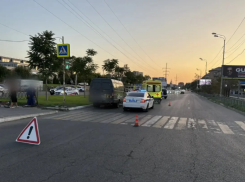 В Астрахани рядом с торговым центром грузовик сбил пенсионерку