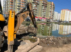 В Астрахани на улице Куликова коммунальщик повредил газопровод