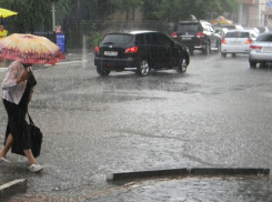 Астраханцев ждет шквалистый ветер и ливень с грозой