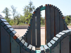 В Астраханской области вандалы изуродовали детскую площадку и парк