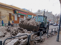 Коммунальщики Астрахани бросили все силы на борьбу с наледью на дорогах