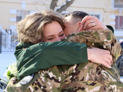 Раненый боец СВО из Саратова обручился с возлюбленной в астраханском ЗАГСе