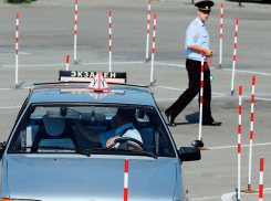 Инспектор ГИБДД за взятку сделал астраханке водительское удостоверение
