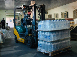 Астраханская область собрала для жителей ДНР гумгруз питьевой воды