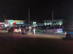 В Астрахани погиб пешеход и травмировался подросток, въехавший в фургон на мопеде