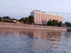 В Астрахани из реки достали уставшего пловца и передали полиции
