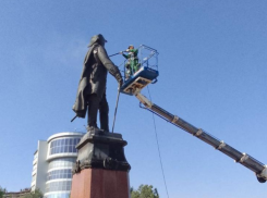 В Астрахани помыли Петра I