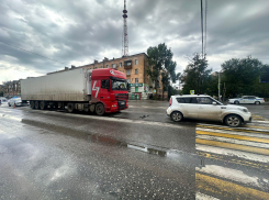 В Астрахани грузовик прижал легковой автомобиль, есть пострадавшие