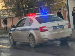 В Астрахани рецидивисты вынесли из магазина и аптеки умную колонку и витамины