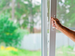 Астраханка выпала из окна 8 этажа и разбилась насмерть