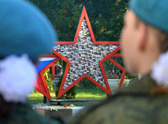 Стелу памяти павшим участникам СВО открыли в астраханской школе