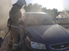 В Астрахани по неизвестным причинам сгорело два автомобиля