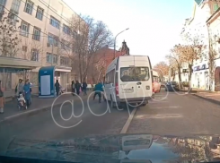 В Астрахани повздорили водители маршруток и перекрыли проезд в центре города