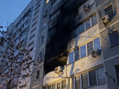Ночью в Астрахани загорелась квартира в жилом доме: есть пострадавшая