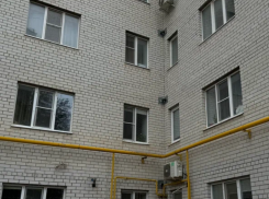 Астраханец скончался после выпадения из окна квартиры многоэтажки