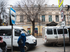 В Астрахани водитель маршрутки чуть не избил пассажира с ребенком