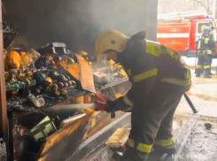 В Астрахани на улице Немова загорелся рынок